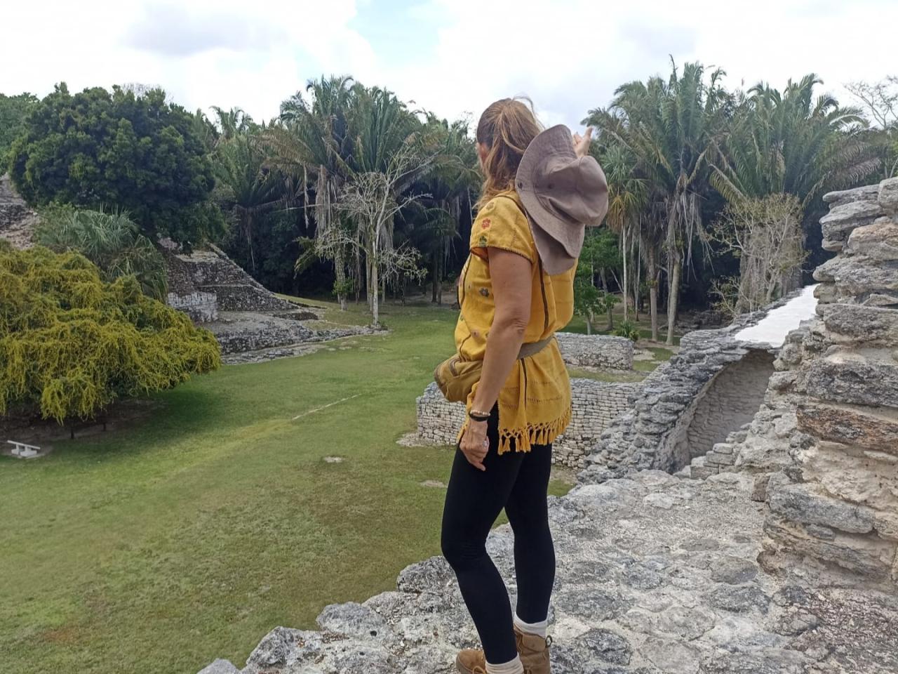 Mira a los Dioses a los Ojos a través de sus Mascarones solares: Tour a Kohunlich y Cenote Azul desde Bacalar